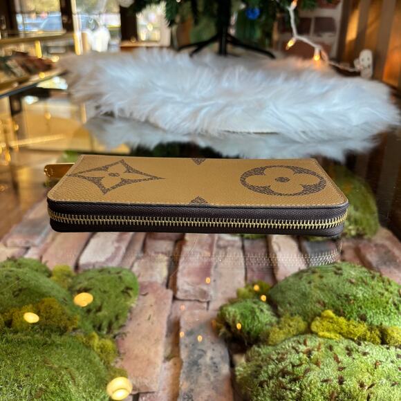 LOUIS VUITTON Reverse Monogram Clemence Wallet - Picture 4 of 11